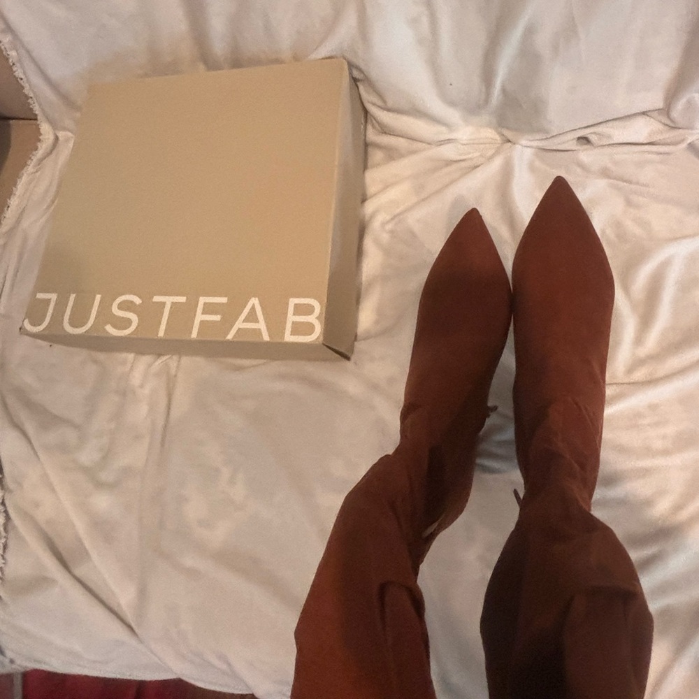 Size 8.5 heeled booties, brown, suede feel. New in box - Picture 3 of 4